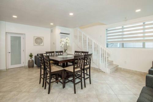 Beautiful 7-Bedroom Villa with Pool in هياليه