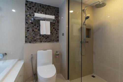 Bathroom, Golden Tulip Pattaya Beach Resort in Naklua