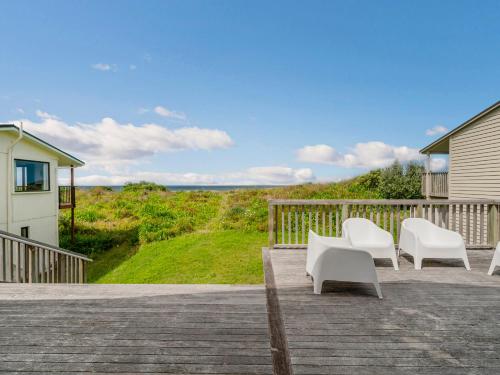 Фасада на хотела, Ocean Beach Beauty - Tairua Holiday Home in Таируа