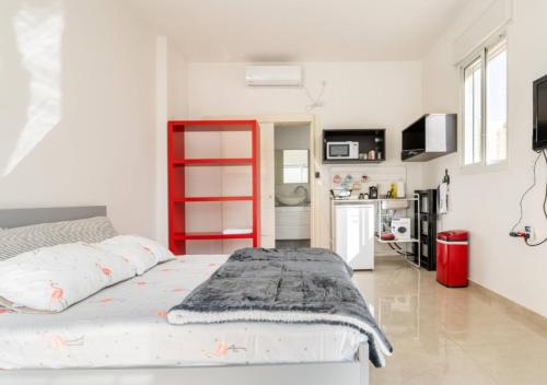 Elegant Studio in New Atlit with Garden & BBQ, 3 Min to Beach, Free Netflix