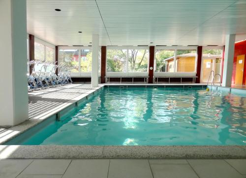 Басейн, Vitalhotel Konig am Park in Бад-Мергентхайм