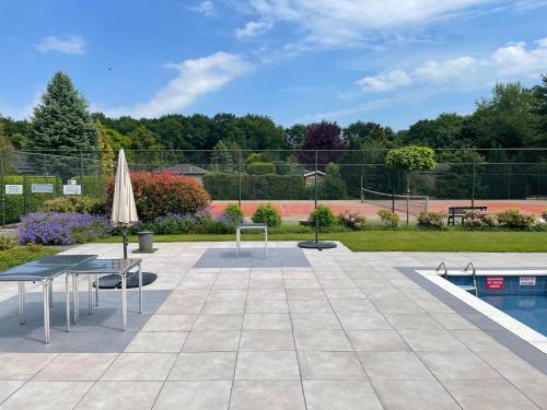 Swimming pool, Spacious holiday home in Stegeren with shared pool in Buurtschap Stegerveld