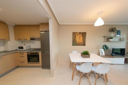 2 bedrooms, 4 beds