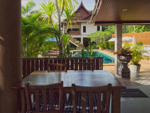 Restaurant, Chanapha Residence in Tub Kaek Beach