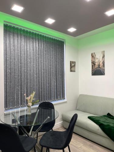 Luis Apartments in Leeds - Tap to explore photos