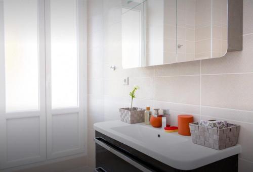 One-Bedroom Apartment image 6