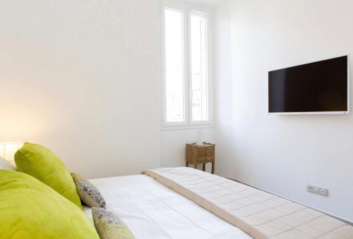 One-Bedroom Apartment image 4