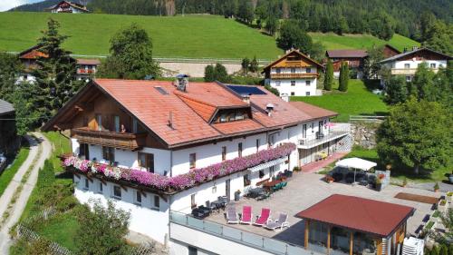 Pension Wirt am Bach - Hotel - Terento