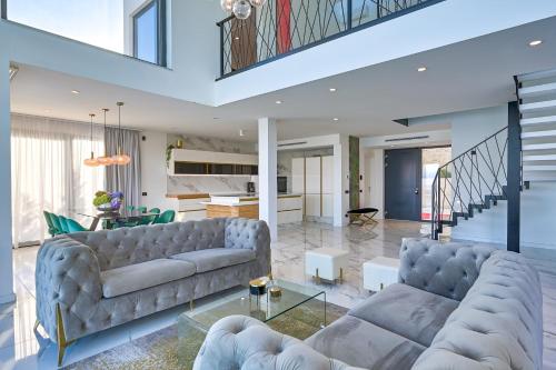 Villa Naya with Heated Pool and Hot Tub - image 2