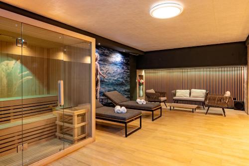 Five-Bedroom Villa with Heated Pool and Hot Tub image 10