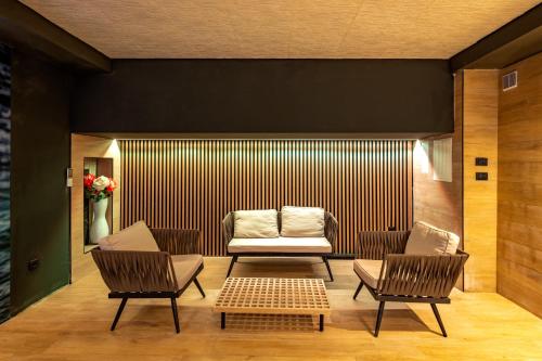 Five-Bedroom Villa with Heated Pool and Hot Tub image 9