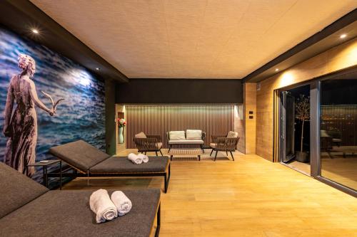 Five-Bedroom Villa with Heated Pool and Hot Tub image 7