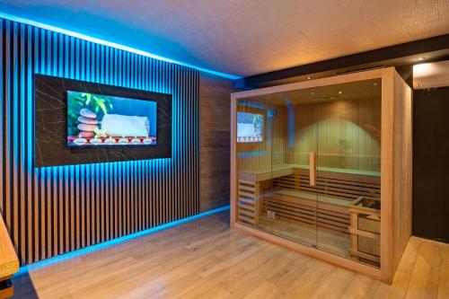 Five-Bedroom Villa with Heated Pool and Hot Tub image 6