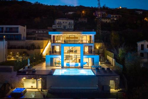 Five-Bedroom Villa with Heated Pool and Hot Tub image 5