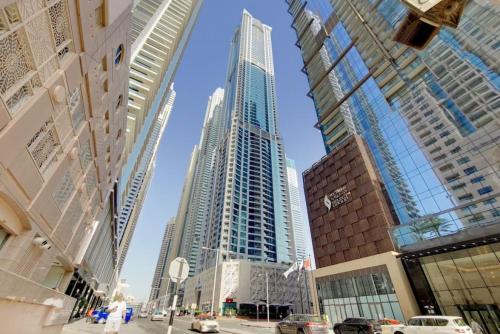 Vacationer I Glamorous 2 Bedroom I Steps from Barasti Beach I Marina Views, Dubaj (zdjęcie 2)