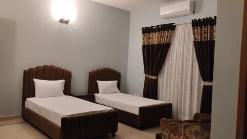 2 twin beds