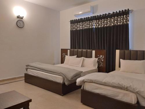 1 king bed, 1 twin bed