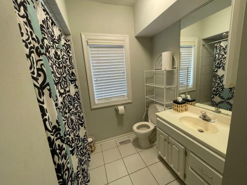 Bathroom, Room in Apartment - Updated Sensational Bright Relaxing Private Room Ren no01 in Lyons (IL)