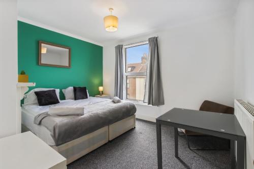 FIVE Bedroom Central Maidstone Home with BBQ, HotTub & Wi-Fi