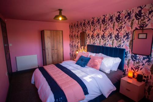 The Stables - Quirky one bed holiday home with wood fired hot tub