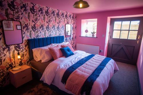 The Stables - Quirky one bed holiday home with wood fired hot tub