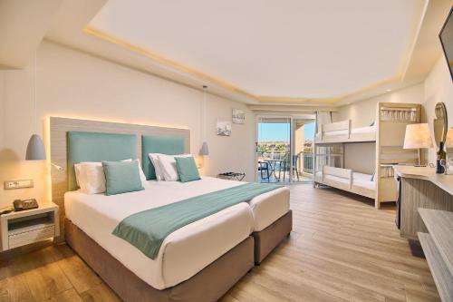 Standard Family Room with Pool View