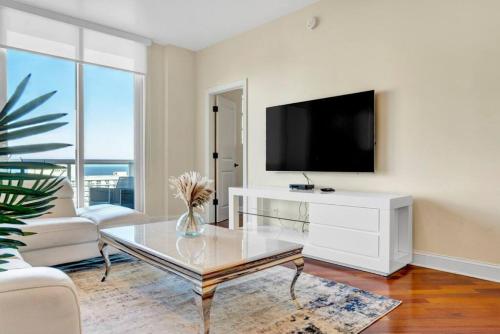 Lux 2BR Condo in Ocean Reserve with Pools and Tennis Courts in Miami Beach, USA