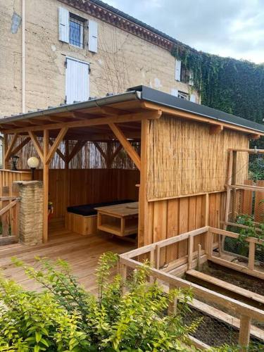 Gîte : La vieille bâtisse. (Gite : La vieille batisse.) in La Baume-Cornillane