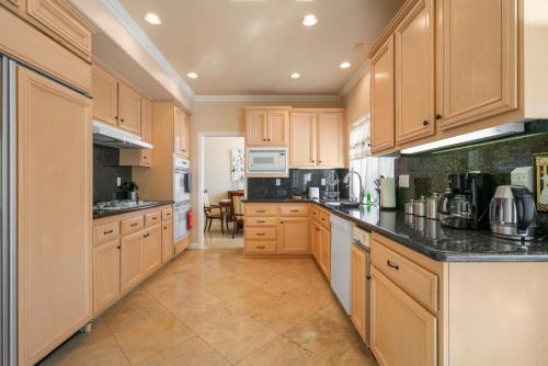 Konyha, @ Marbella Lane - Captivating Home in Rowland Hts in Rowland Heights