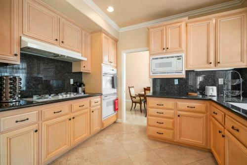 Konyha, @ Marbella Lane - Captivating Home in Rowland Hts in Rowland Heights