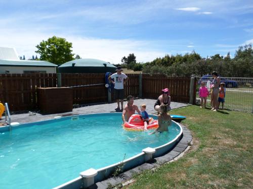 مسبح, ميرابيل شاليهات (Mirabell Chalets) in الكسندرا