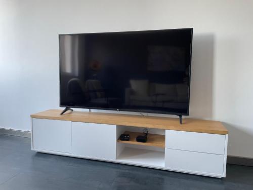 TruRetreats Design Loft für 8 Personen I Riesige Küche I eCharger I 65z SmartTV I 150qm, Hamburg (photo 7)