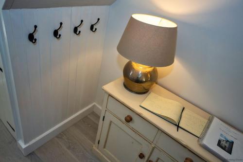 Croyde Victoria Cottage 2 Bedrooms - Tap to explore photos