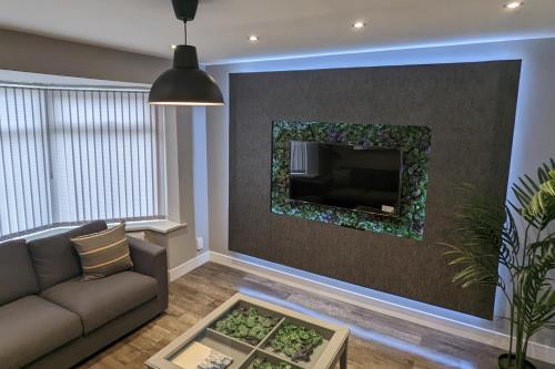 Modernised 4 Bedroom Property Close To City Centre, Harehills Lane