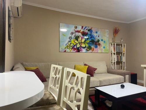 Ring Apartment, Tirana (photo 2)