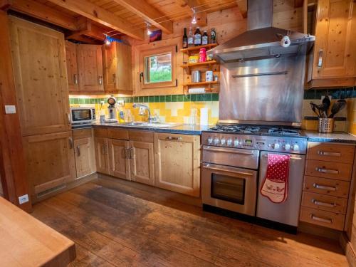 Chalet chaleureux près du centre avec cheminée et vue montagne - FR-1-688-4 (Chalet chaleureux pres du centre avec cheminee et vue montagne - FR-1-688-4) in โมเรล