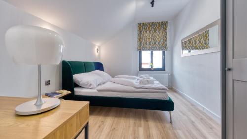 1 queen bed, 1 sofa bed