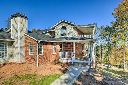Chic Meadowbrook Condo about 12 Mi to Birmingham! in Hoover, USA