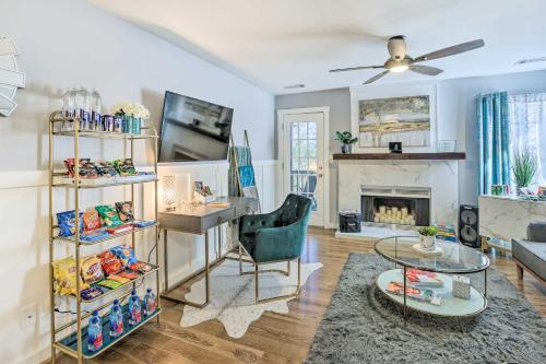 Chic Meadowbrook Condo about 12 Mi to Birmingham! in Hoover, USA