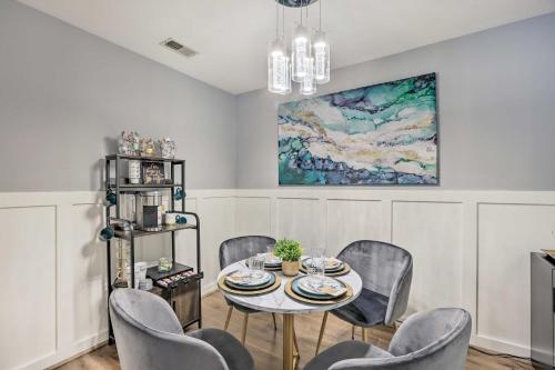 Chic Meadowbrook Condo about 12 Mi to Birmingham! in Hoover, USA