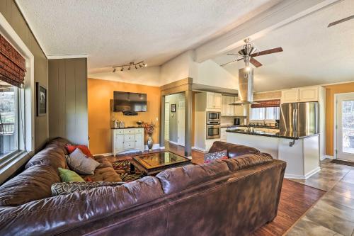 Holiday Island Home Hot Tub and Wood Stove! in Holiday Island, USA