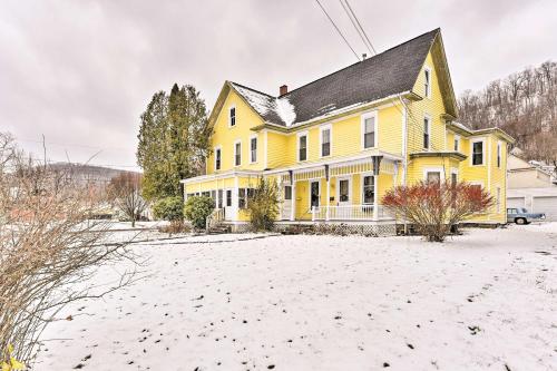 . Victorian Home in Historic Downtown Warren!