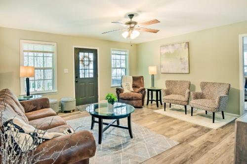 Beautiful Clarkesville Home about 8 Mi to Helen! in Clarkesville, Vereinigte Staaten von Amerika