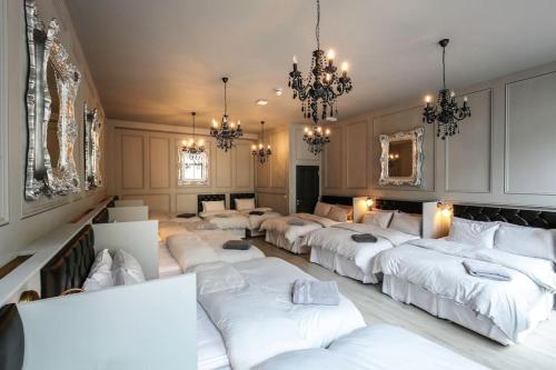 The V.I.P Suite - Sleeps 24! Best for large groups, Liverpool