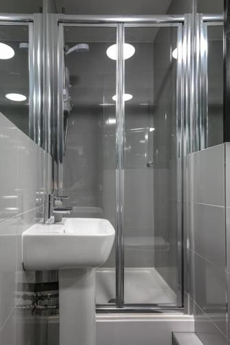 The V.I.P Suite - Sleeps 24! Best for large groups, Liverpool (photo 7)