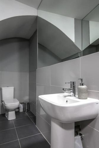The V.I.P Suite - Sleeps 24! Best for large groups, Liverpool (photo 10)