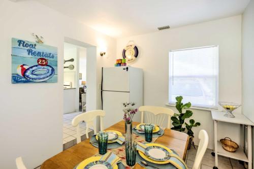 Cozy NSB Abode with BBQ and Fire Pit - Walk to Beach! - image 28