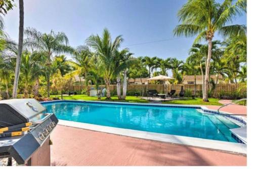 Swimming pool, Luxury 5 Bedroom House with Heated Pool in Leisureville