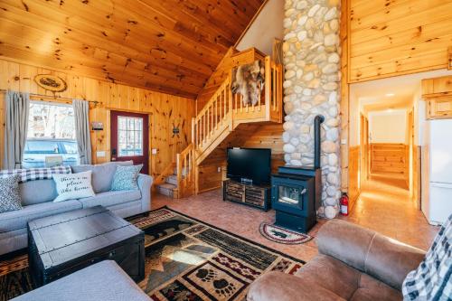 . Ski Chalet w-Hot Tub, Only 3 min to Sunday River ski lifts!