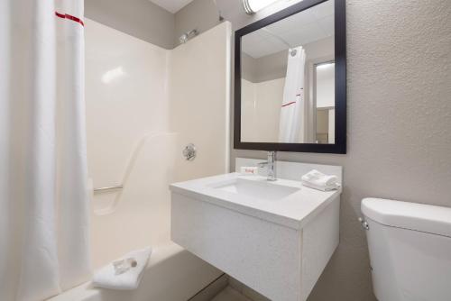 Days Inn by Wyndham Weedsport - image 2
